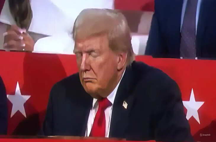 Donald Trump Viral Video: स्टेडियम में मैच देखते-देखते सो गए ट्रंप? सोशल मीडिया पर यूजर्स ले रहे मजे&nbsp;