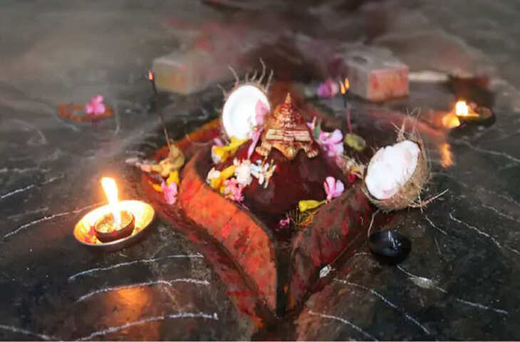 अनोखा मंदिर: जहां देवी का योनि रूप है पूजनीय लाल कपड़े के लिए भक्तों में भिड़ंत, नेताओं से&nbsp;तंत्र-मंत्र की भी होती है र्चचा&nbsp;