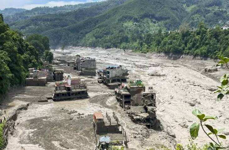 नेपाल में अचानक आई बाढ़ के अलर्ट से मचा हड़कंप, कुछ ही मिनटों में खाली हुआ पूरा कस्बा
