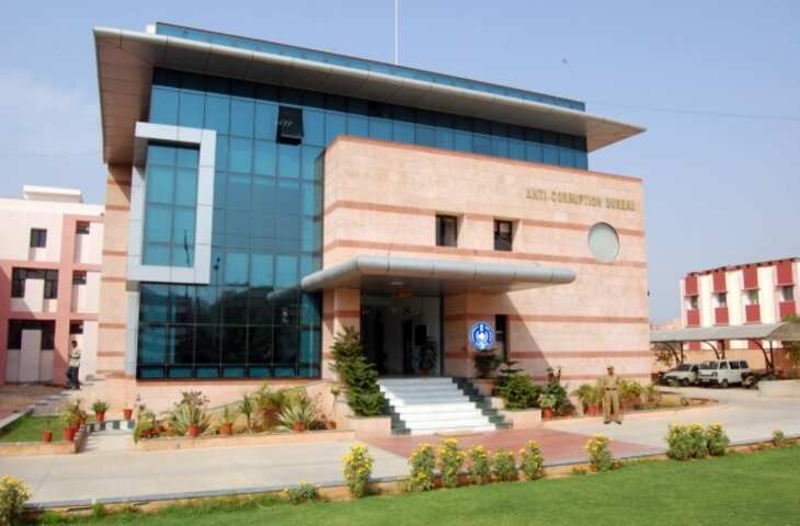 पेंशन बनाने के नाम पर 10 हजार की घूस, फुटेज में जाने एसीबी ने AAO को रंगे हाथों दबोचा, पूछताछ जारी