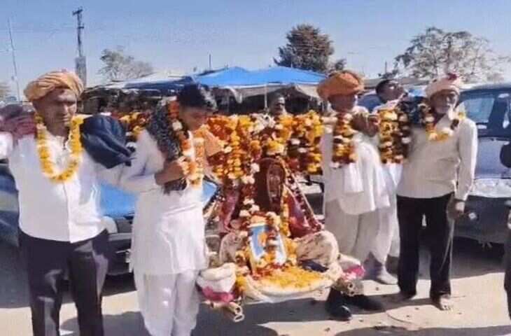 भीलवाड़ा में बेटों की अनोखी सेवा, वीडियो में देखें 80 साल की नेत्रहीन मां को कांवड़ में बैठाकर 15 किमी पैदल ले गए मंदिर