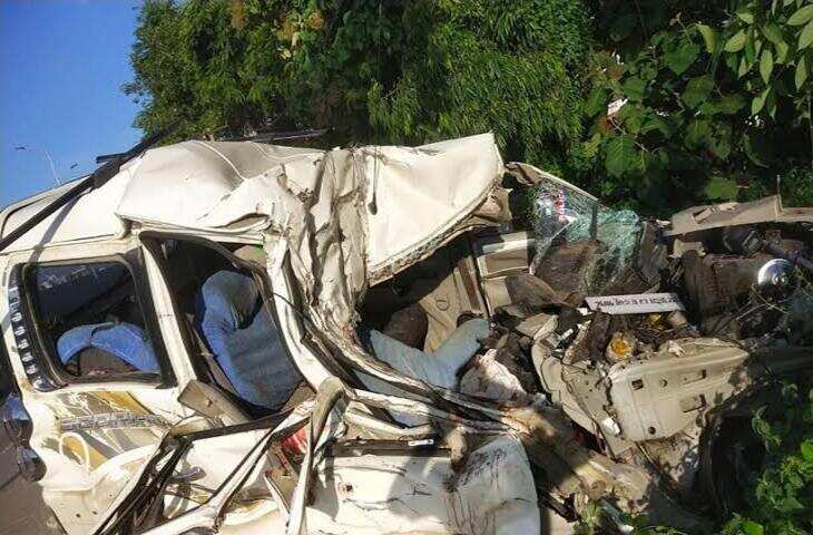 मेरठ में स्विफ्ट से टकराकर 3 बार पलटी ईको कार, 3 की मौत; 2 बच्चे गंभीर, ड्राइवर का हाथ कटा