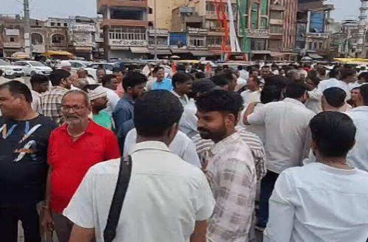 जयपुर में कांग्रेस का &lsquo;जयपुर बचाओ मार्च&rsquo;, वीडियो में जाने सड़क-पानी और ट्रैफिक व्यवस्था को लेकर सरकार पर निशाना