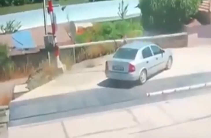 रेलवे फाटक को उठाकर कार निकालने की कोशिश कर रहा था युवक, तभी आ गई ट्रेन और फिर...Video