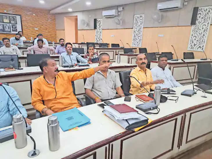 Udaipur निगम की प्रशासनिक समिति की बैठक : कांग्रेस पार्षद का हंगामा- दूसरी मंजिल ही नहीं