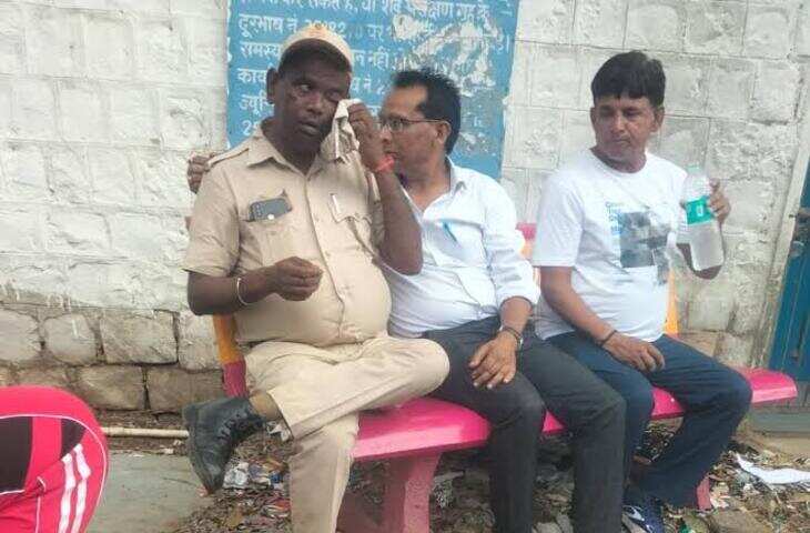 बंदरों के डर से छत से गिरी महिला की मौत, 14 अगस्त को थी दो बेटियों की सगाई; शादी की खुशियां मातम में बदलीं