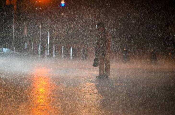 Delhi-NCR Weather: दिल्ली में रातभर झमाझम बारिश, सुबह जलभराव से बढ़ी परेशानी; तापमान में गिरावट