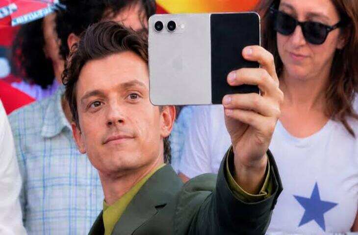 Viral Photo Fact Check: Tom Holland के हाथ में दिखा Foldable iPhone Ultra? वायरल तस्वीर की हकीकत जानकर रह जाएंगे हैरान