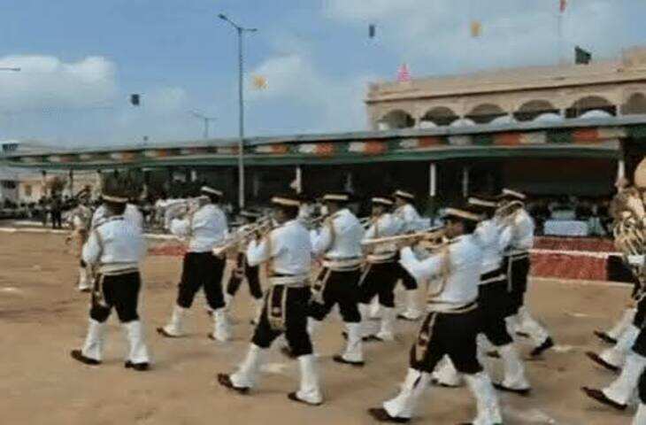 स्कूली बच्चों ने किया बैंड वादन, &lsquo;देस रंगीला&rsquo; पर थिरके छात्र; मंत्री मंजू बाघमार ने किया ध्वजारोहण