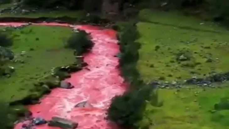 OMG! कभी देखी है ऐसी ‘खूनी नदी’? सच्चाई कर देती है सबको हैरान