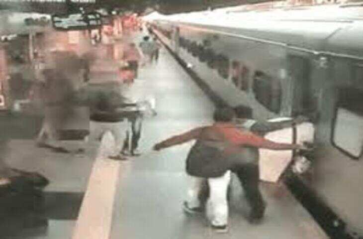 चलती ट्रेन पकड़ने के चक्कर में फिसला महिला का पैर, जान बचाने के लिए RPF वाले ने जो किया, उसकी रेलवे ने की तारीफ