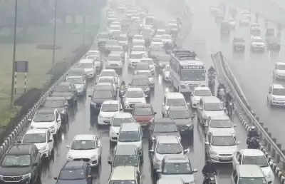 Delhi में रात भर हुई बारिश से थमी गाड़ियों की रफ्तार, पुलिस ने जारी की एडवाइजरी !