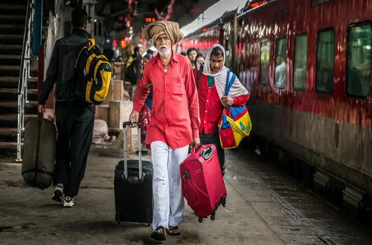 Coolie Interesting Facts: रेलवे स्टेशन पर कुली लाल कपड़े में ही क्यों दिखते हैं? जानिए वजह