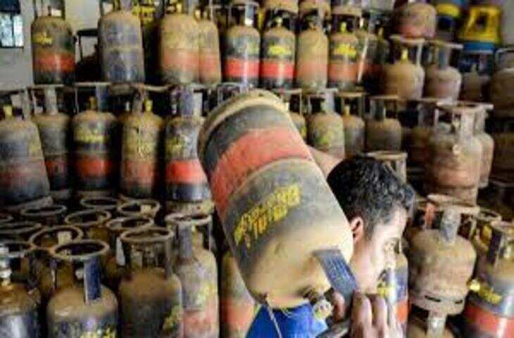 1 जून से महंगाई का झटका! कॉमर्शियल LPG सिलेंडर 53.50 रुपये महंगा, वीडियो में जाने 5 किलो सिलेंडर के भी बढ़े दाम