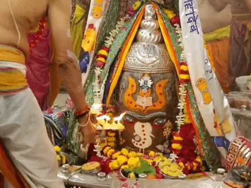 भस्म आरती में राजा स्वरूप में सजे बाबा महाकाल, भांग-चंदन और आभूषणों से हुआ दिव्य श्रृंगार; दर्शन के लिए उमड़े श्रद्धालु