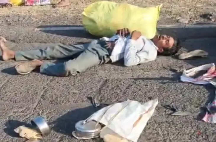 दो बाइक की भिड़ंत में दो लोग गंभीर घायल, सड़क पर तड़पते रहे; किसान नेता ने अस्पताल पहुंचाया
