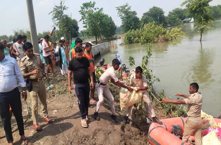 4 साल से नाव पर रह रहा परिवार, पानी के बीच बना लिया अपना आशियाना; जिंदगी जीने का अनोखा तरीका