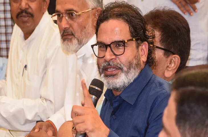 बिहार की राजनीति में मंगलवार को बड़ा बदलाव देखने को मिला, जब सम्राट चौधरी को भाजपा विधायक दल का नेता चुना गया और उनके मुख्यमंत्री बनने का रास्ता साफ हो गया. यह बदलाव नीतीश कुमार के इस्तीफे के बाद हुआ, जिन्होंने हाल ही में राज्यसभा सदस्य के रूप में शपथ ली है.चौधरी बिहार में बीजेपी के पहले सीएम बनने जा रहे हैं. इस बीच जन सुराज के संस्थापक प्रशांत किशोर का बड़ा बयान सामने आया है.  प्रशांत किशोर ने आरोप लगाया कि अब बिहार की सरकार गुजरात से संचालित होगी, उन्होंने इसे बीजेपी की तरफ से बिहार को दिया गया पहला तोहफा बताया साथ ही पार्टी के आचरण, चरित्र और प्रतिष्ठा को बनाए रखने के दावे की आलोचना की.उन्होंने कहा कि शीर्ष पद पर पदोन्नत किए जाने वाले व्यक्ति की इन मापदंडों पर गहन जांच होनी चाहिए.  ये भी पढ़ें बंदूक की नोक पर संपर्क क्रांति में लूट, बदमाशों ने दिल्ली जा रही ट्रेन में की फायरिंग और लूट लिए 7 लाख रुपये नोएडा श्रमिक प्रदर्शन: RJD प्रवक्ताओं पर केस दर्ज, जानें क्या है आरोप Viral Video: गांव में ऐसे काम करता है देसी टेस्ला, बिना GPS ऐसे चलती है गांव की 'गाड़ी' &lsquo;चाबी&rsquo; और &lsquo;रिमोट कंट्रोल&rsquo; अमित शाह के हाथों में रहेगा&rsquo; उन्होंने आगे कहा कि यह नई बीजेपी है, इन्होंने यह साबित कर दिया है कि अब से बिहार का शासन गुजरात से होगा. सम्राट चौधरी का नाम लिए बिना किशोर ने नेतृत्व पर परोक्ष रूप से कटाक्ष करते हुए कहा कि आज जो व्यक्ति यहां मुख्यमंत्री बना है उसकी &lsquo;चाबी&rsquo; और &lsquo;रिमोट कंट्रोल&rsquo; अमित शाह के हाथों में ही रहेगी.  बेरोजगारी और पलायन पर जताई चिंता इसके साथ है प्रशांत किशोर ने बेरोजगारी और पलायन पर भी चिंता जताई और आरोप लगाया कि बिहार के बड़ी संख्या में युवा कम वेतन वाली नौकरियों की तलाश में गुजरात सहित अन्य राज्यों में पलायन करते रहेंगे. उन्होंने दावा किया कि गुजरात के लोग कारखाने के मालिक बने रहेंगे, जबकि बिहार के लोग मजदूर बने रहेंगे.  &lsquo;वोट नहीं बच्चों का भविष्य बेच दिया&rsquo; उन्होंने कहा &lsquo;अब सच्चाई सबके सामने है, अब आप देख सकते हैं. आपके बच्चे स्नातक, एमए और बीए की डिग्री लेकर मजदूर बन रहे हैं. वे बेरोजगार बैठे हैं, जबकि बीजेपी के लोग, भले ही वे सातवीं कक्षा में फेल हो गए हों, अब आपके राजा बन रहे हैं. यही आपके वोट की ताकत है. उन्होंने कहा कि 5.5 रुपए प्रतिदिन के आधार पर आपने अपना वोट बेच दिया है. आपने सिर्फ अपना वोट ही नहीं बेचा, बल्कि अपने बच्चों का भविष्य बच्चों का रोजगार अपना घर और एक अच्छी स्वास्थ्य व्यवस्था भी बेच दी है.  &lsquo;गलत करते हैं, तो उसका परिणाम भी गलत होगा&rsquo; जन सुराज के संस्थापक ने कहा कि अगर आप कुछ गलत करते हैं, तो उसका परिणाम भी गलत होगा. उन्होंने कहा कि प्रशांत किशोर , कोई नेता, कोई पार्टी बिहार को तब तक नहीं सुधार सकती जब तक बिहार के लोग नहीं सुधरते, जब तक सीमांचल के लोग नहीं सुधरते, तब तक कोई बिहार को नहीं सुधार सकता.  सम्राट चौधरी ने जताया पार्टी का आभार इससे पहले मंगलवार को सम्राट चौधरी नई जिम्मेदारी मिलने के बाद बीजेपी नेतृत्व का आभार जताया. उन्होंने कहा कि पार्टी ने उन्हें सेवा के कई अवसर दिए हैं और वह देश और राज्य के विकास को सर्वोच्च प्राथमिकता देंगे. उन्होंने पार्टी के शीर्ष नेतृत्व को आश्वासन दिया कि भारत के विकास को हर चीज से ऊपर प्राथमिकता दी जाएगी. उन्होंने कहा कि हम भारत को सर्वोपरि मानने और इसे सर्वश्रेष्ठ मानने के काम को जारी रखेंगे, और पार्टी को प्राथमिकता देंगे. सम्राट चौधरी बिहार में बीजेपी के पहले मुख्यमंत्री बनने जा रहे हैं . वे लगभग 30 वर्षों से राजनीतिक कार्यकर्ता के रूप में कार्यरत हैं और 2015 से बीजेपी के साथ जुड़े हुए हैं.