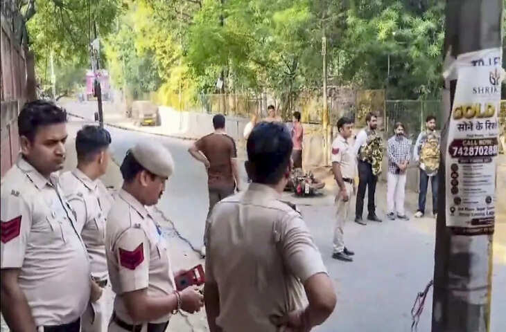 दिल्ली के आस्था कुंज पार्क में नाबालिग से गैंगरेप: FIR में पीड़िता का बड़ा बयान, सुरक्षा को लेकर सड़कों पर उतरीं DU छात्राएं