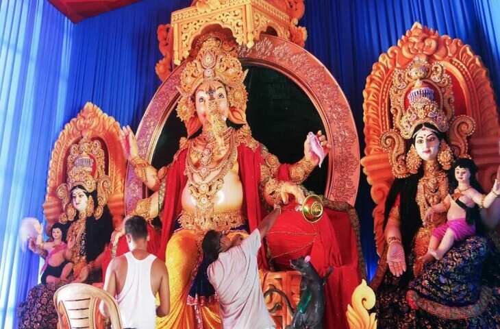 देशभर में गणेश महोत्सव की धूम, वीडियो में देखें इंदौर में 3 टन मिट्टी से बनी 14 फीट ऊंची प्रतिमा, मुंबई के लालबाग के राजा की शिव थीम ने लूटी महफिल