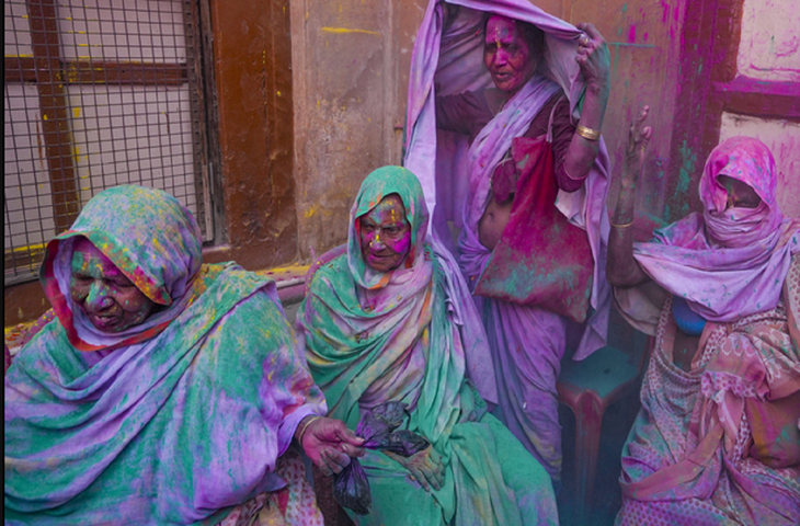 Holi 2026: भारत में एक ऐसी जगह जहाँ विधवा महिलायें भी जमकर खेलती है होली, नहीं लगाता कोई प्रतिबन्ध&nbsp;