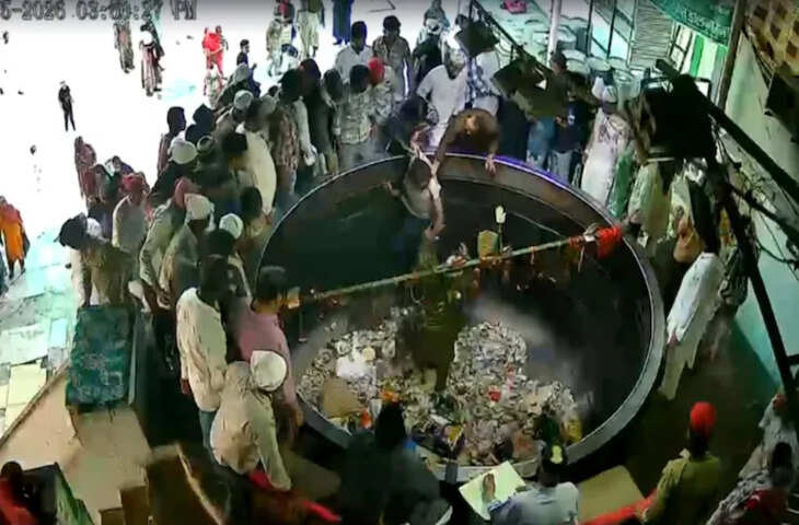  अजमेर शरीफ की 'बड़ी देग' में कूदा शख्स,पैसे निकालते समय CCTV में कैद हुई हरकत
