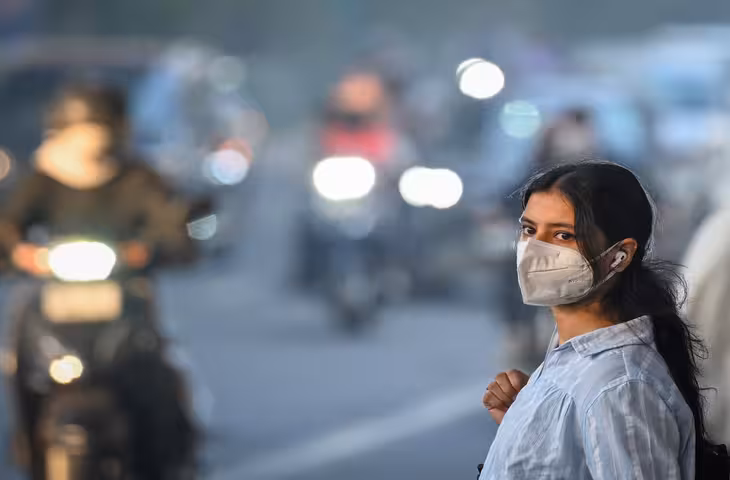 दिल्ली में ठंड की दस्तक के साथ जहरीली हुई हवा, कई इलाकों में AQI 200 पार; तापमान 17.7 डिग्री पहुंचा