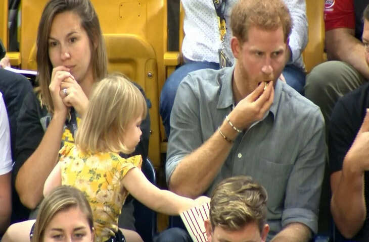 Prince Harry वायरल वीडियो: बॉक्स से पॉपकॉर्न खाती रही छोटी बच्ची वो करते रहे इग्नोर, सोशल मीडिया पर वायरल हुआ क्यूट पल&nbsp;
