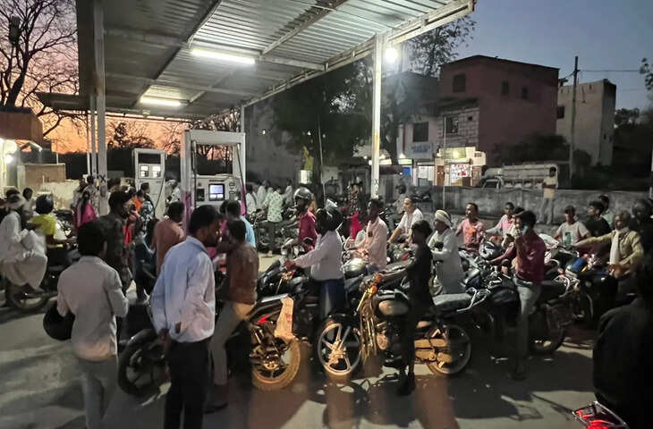 UP में पेट्रोल पंपों पर लंबी कतारें देख CM योगी ने जनता से की अपील, कहा - 'लाइन न लगाएं, ऐसा करना देशभक्ति पर सवाल'&nbsp;