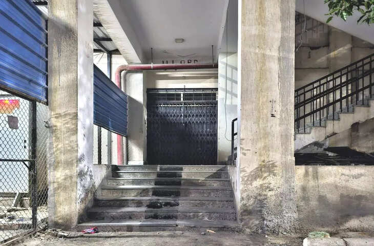 एमबी हॉस्पिटल में निर्माण कार्य से मरीज परेशान, बुजुर्गों और गंभीर रोगियों को हो रही दिक्कत