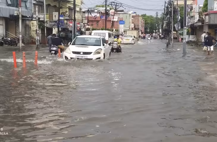 गोरखपुर में बारिश ने बदला मौसम का मिजाज, न्यूनतम तापमान गिरा; जिला अस्पताल की OPD में घुसा पानी