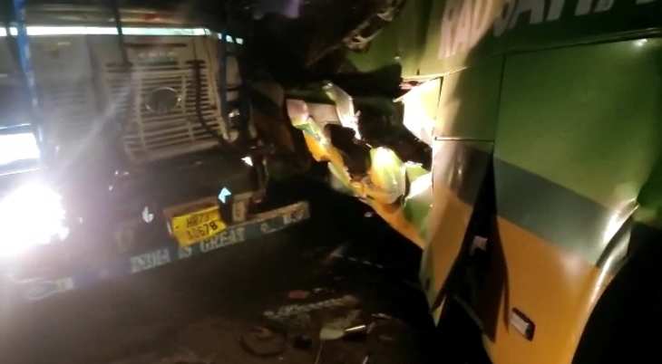 बंद गोदाम में लगी आग, दमकल की 8 गाड़ियों ने पाया आग पर काबू