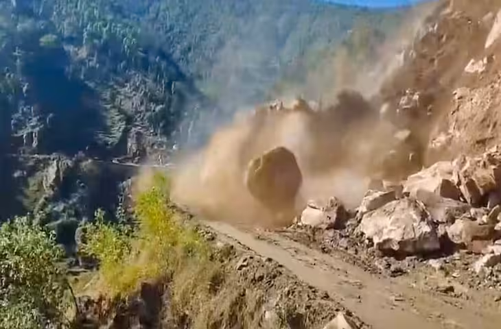 विशाल बोल्डर को अपनी तरफ आते देख भागा शख्स, VIDEO में कैद हुआ खौफनाक पल!