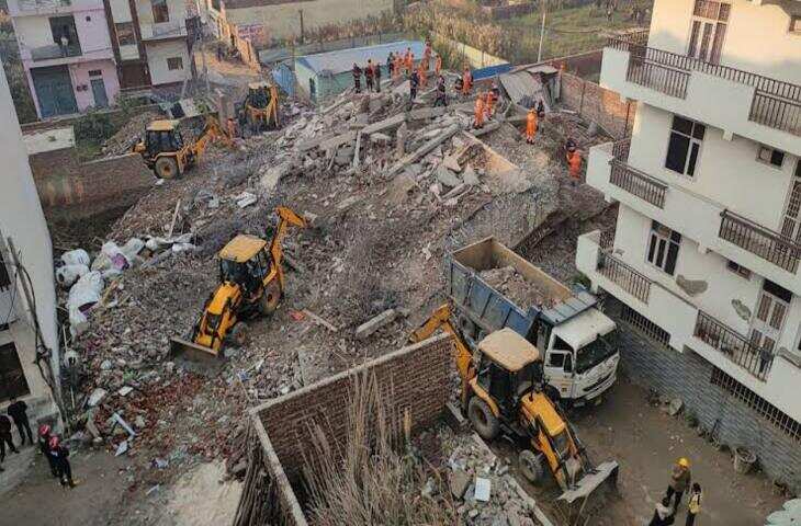 BREAKING :&nbsp;अचानक भरभराकर गिरी 5 मंजिला बिल्डिंग! दिल्ली के सीमापुरी में कोहराम, कई जिंदगियां मलबे में दबीं, राहत-बचाव कार्य तेज