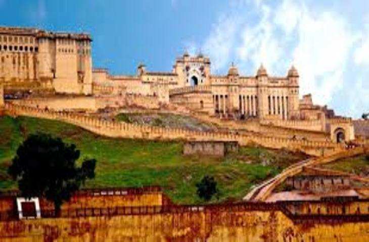 जयपुर से लगभग 11 किमी की दूरी पर अरावली पहाड़ी की चोटी पर स्थित, आमेर किला राजस्थान के सबसे महत्वपूर्ण और सबसे बड़े किलों में से एक है। यह किला अपनी अनूठी स्थापत्य शैली और शानदार संरचना के लिए प्रसिद्ध 