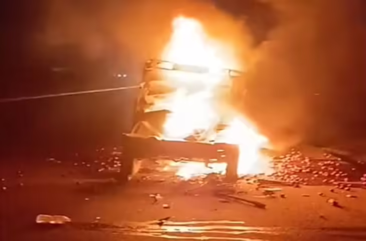 NH-19 पर टमाटर लदे पिकअप और ट्रक की भीषण टक्कर, तीन घायल, दो की हालत नाजुक