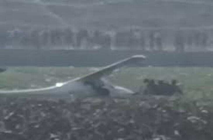 प्रयागराज में सेना का ट्रेनिंग एयरक्राफ्ट क्रैश, तालाब में गिरा विमान, तीन लोगों ने पैराशूट से बचाई जान