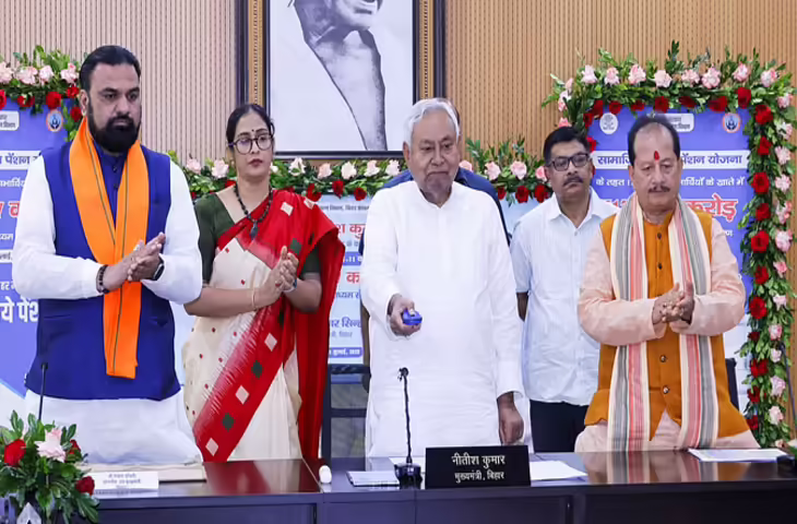 बिहार चुनाव से पहले सीएम नीतीश का बड़ा तोहफा, पेंशनधारकों को अब मिलेंगे 1100 रुपये, एक करोड़ 11 लाख लोगों को सीधा फायदा