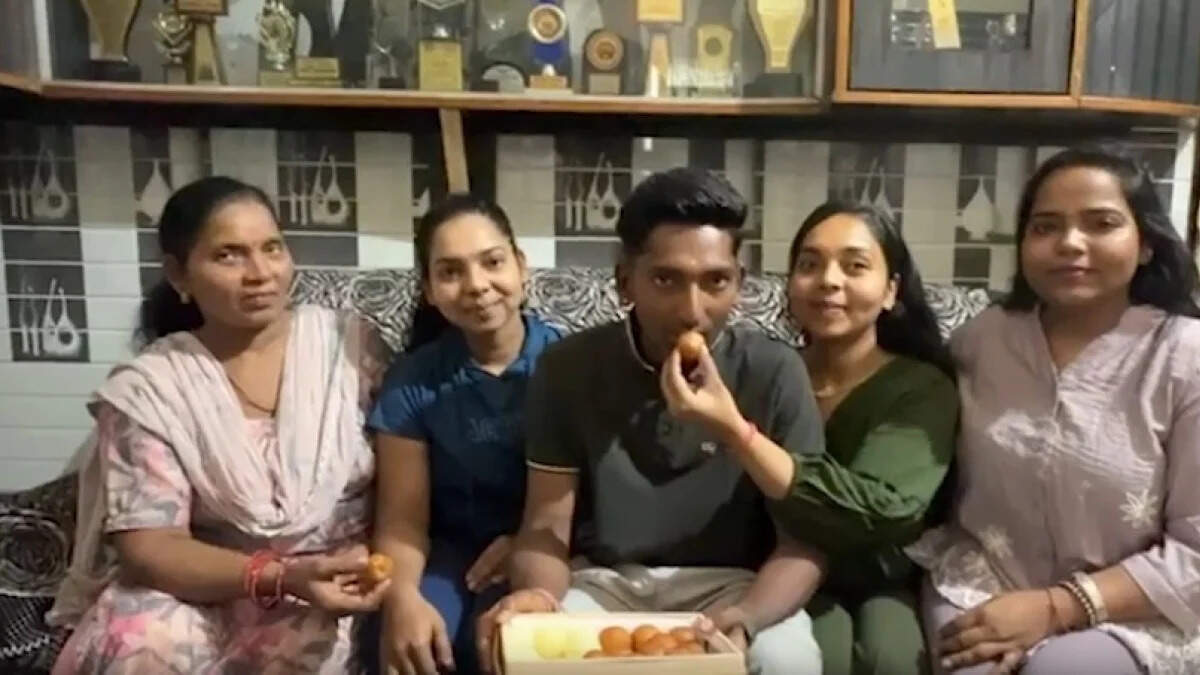 सड़क किनारे छोले-कुलचे बेचकर परिवार चलाते थे पिता, अब बेटा पहनने जा रहा है टीम इंडिया की जर्सी
