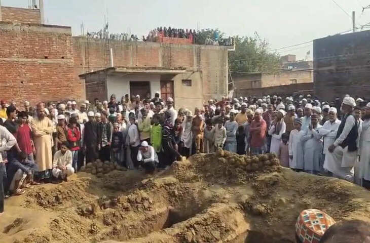 वाराणसी में परिवार में 5 की मौत पर रो रहा था दोस्त, सुपुर्द-ए-खाक होते देख संभाल नहीं पाएं, हार्ट अटैक से गई जान