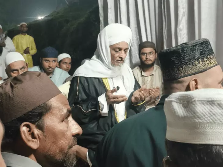 बुरहानपुर में 588वें उर्स का भव्य आयोजन: उतावली नदी तट पर 50 हजार लोगों ने पढ़ी नमाज, अमन-चैन की मांगी दुआ