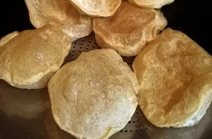 हैदराबाद से एक चौंकाने वाली खबर सामने आई है. मासूम बच्चे की मौत से स्कूल, थाने और परिवार में हड़कंप मच गया. बच्चा स्कूल गया था, तभी स्कूल से फोन आया तो परिवार की हालत खस्ता हो गई. अस्पताल पहुंचते ही बच्चे की मौत हो गई. अब पुलिस मामले की जांच कर रही है.  क्या है पूरा मामला? टाइम्स ऑफ इंडिया की एक रिपोर्ट के मुताबिक, बच्चा स्कूल गया था. परिवार को स्कूल से फोन आया और बताया गया कि बच्चे ने एक बार में तीन से ज्यादा पूरियां खा ली हैं, जिससे उसे सांस लेने में दिक्कत हो रही है. स्कूल स्टाफ ने बच्चे को अस्पताल पहुंचाया, जहां उसकी मौत हो गई।  अस्पताल में डॉक्टर ने बच्चे को मृत घोषित कर दिया स्कूल की ओर से बच्चे को एक निजी अस्पताल ले जाया गया। अस्पताल के कर्मचारियों ने बच्चे को बेहतर इलाज के लिए एक निजी सुपर स्पेशियलिटी अस्पताल में रेफर कर दिया, जहां डॉक्टरों ने उसे मृत घोषित कर दिया।  घटना 25 नवंबर की है. 11 साल का बच्चा छठी कक्षा में पढ़ता था. बताया गया कि भोजन के दौरान उन्होंने एक साथ तीन से अधिक पूरियां खायीं. अभी तक यह पता नहीं चल पाया है कि छात्र ने एक साथ तीन से ज्यादा पूरियां क्यों खाईं. छात्र के पिता ने पुलिस को शिकायत दी है और अब पुलिस मामले की जांच कर रही है.