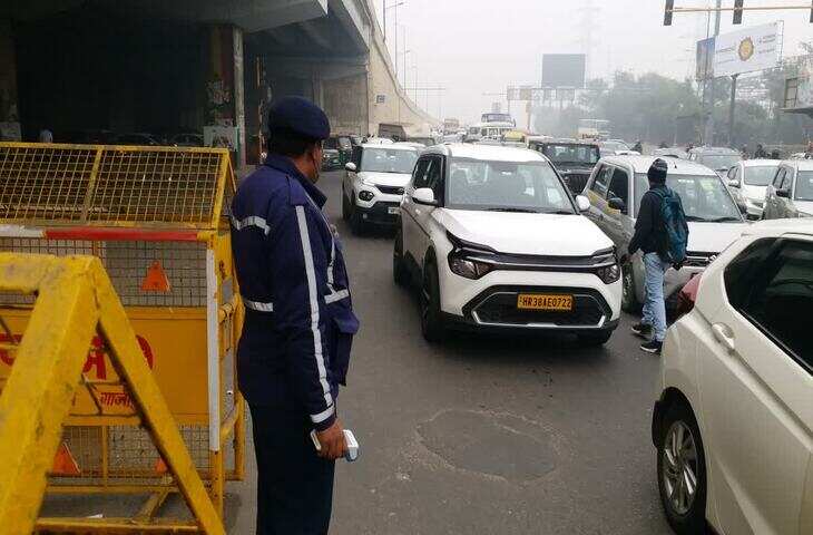 Delhi Pollution Update: AQI बेहतर होते ही सरकार का बड़ा फैसला, BS-VI से नीचे वाहनों को मिली एंट्री की मंजूरी​​​​​​​