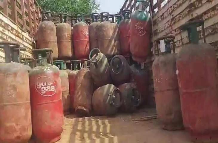 रामगढ़ के धनखेड़ा में बड़ी कार्रवाई, 150 अवैध गैस सिलेंडर जब्त