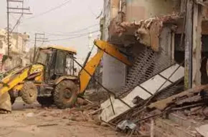 Rohtas शहर को अतिक्रमणमुक्त करने को चला अभियान, कार्यपालक दंडाधिकारी के साथ पुलिस जवानों ने हटाया अवैध अतिक्रमण