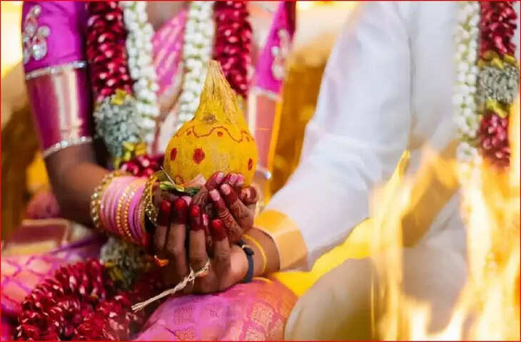 जेल की सलाखों के बीच गूंजी शहनाई, रेप केस के आरोपी कैदी ने शिकायतकर्ता युवती से रचाई शादी