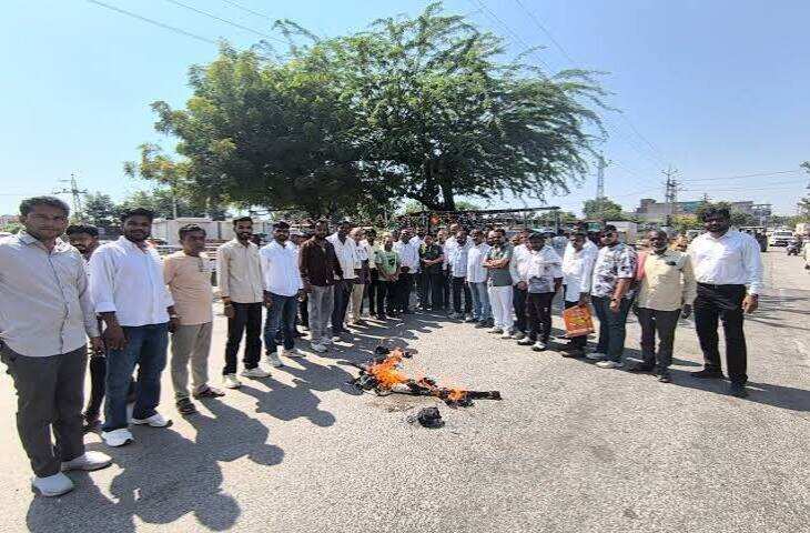 भरतपुर में मदन राठौड़ के कथित बयान पर कांग्रेस का प्रदर्शन, वीडियो में जाने बिजली घर चौराहे पर फूंका पुतला; PM मोदी पर भी साधा निशाना