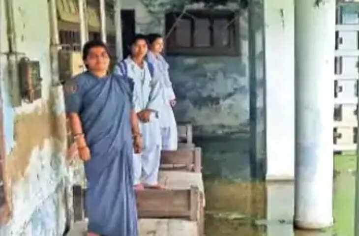 दरभंगा मेडिकल कॉलेज एवं अस्पताल यानी DMCH के हॉस्टलों में रहने वाले मेडिकल छात्रों को इन दिनों कई तरह की परेशानियों का सामना करना पड़ रहा है। हॉस्टल परिसर में कहीं जर्जर बिजली के तार सुरक्षा के लिए खतरा बने हुए हैं तो कहीं बारिश के बाद जलजमाव की समस्या बनी रहती है। कई भवनों की छत और दीवारों से पानी टपकने की शिकायत भी सामने आई है। सबसे ज्यादा परेशानी PG Boys-1 हॉस्टल के छात्रों को हो रही है, जहां मार्च महीने से जनरेटर बंद पड़ा है।  छात्रों का कहना है कि हॉस्टल में बिजली व्यवस्था पहले से ही खराब है। बिजली कटने के दौरान जनरेटर बंद रहने से पढ़ाई, ऑनलाइन काम और रोजमर्रा की जरूरी गतिविधियां प्रभावित होती हैं। रात के समय बिजली गुल होने पर छात्रों को अंधेरे में रहना पड़ता है। गर्मी और उमस के बीच बिजली नहीं रहने से कमरों में रहना भी मुश्किल हो जाता है।  मार्च से बंद है PG Boys-1 का जनरेटर  PG Boys-1 हॉस्टल में रहने वाले छात्रों के अनुसार, यहां लगा जनरेटर मार्च से काम नहीं कर रहा है। कई बार शिकायत किए जाने के बावजूद अब तक इसे ठीक नहीं कराया गया। छात्रों का आरोप है कि जनरेटर की मरम्मत या वैकल्पिक बिजली व्यवस्था को लेकर हॉस्टल प्रशासन की ओर से गंभीरता नहीं दिखाई जा रही है।  छात्रों का कहना है कि मेडिकल की पढ़ाई में लंबे समय तक अध्ययन करना पड़ता है। ऐसे में बिजली की अनियमितता का सीधा असर पढ़ाई पर पड़ता है। परीक्षा के समय समस्या और बढ़ जाती है। बिजली कटने पर न तो पंखे चलते हैं और न ही जरूरी इलेक्ट्रॉनिक उपकरणों का इस्तेमाल हो पाता है।  जर्जर बिजली तार से हादसे का खतरा  हॉस्टल के कई हिस्सों में बिजली के तार और इलेक्ट्रिकल फिटिंग पुराने होने की शिकायत है। कुछ जगहों पर तार खुले या जर्जर हालत में दिखाई देते हैं। छात्रों का कहना है कि बारिश के मौसम में नमी और पानी के बीच ऐसे तारों से करंट लगने या शॉर्ट सर्किट का खतरा बना रहता है।  छात्रों ने मांग की है कि हॉस्टल की पूरी बिजली व्यवस्था का तकनीकी निरीक्षण कराया जाए। पुराने तारों को बदला जाए और सभी कमरों व कॉमन एरिया में सुरक्षित वायरिंग की व्यवस्था की जाए। इसके साथ ही अग्निशमन उपकरणों और इमरजेंसी लाइटिंग की भी जांच जरूरी है।  वेस्ट हॉस्टल की छत से टपकता है पानी  वेस्ट हॉस्टल में भी छात्रों की परेशानी कम नहीं है। यहां बारिश के दौरान छत से पानी टपकने की शिकायत सामने आई है। कई कमरों में सीलन और नमी बनी रहती है। इससे छात्रों के सामान, किताबों और इलेक्ट्रॉनिक उपकरणों को नुकसान पहुंचने का खतरा रहता है।  छात्रों के मुताबिक, छत से पानी टपकने के कारण कमरों में रहना मुश्किल हो जाता है। कई बार फर्श पर पानी जमा हो जाता है, जिससे फिसलने का खतरा भी बना रहता है। उनका कहना है कि भवन की छत की मरम्मत और वाटरप्रूफिंग का काम जल्द कराया जाना चाहिए।  बारिश में जलजमाव से बढ़ती परेशानी  DMCH परिसर में बारिश के दौरान जलजमाव की समस्या पहले भी सामने आती रही है। हॉस्टल के आसपास पानी जमा होने से छात्रों को आने-जाने में परेशानी होती है। गंदे पानी और कीचड़ के कारण संक्रमण का खतरा भी बढ़ जाता है। छात्रों ने जलनिकासी व्यवस्था दुरुस्त करने और नियमित सफाई कराने की मांग की है।  मेडिकल कॉलेज के हॉस्टल में रहने वाले छात्रों का कहना है कि उनसे हॉस्टल शुल्क लिया जाता है, इसलिए उन्हें सुरक्षित और बुनियादी सुविधाओं से युक्त आवास मिलना चाहिए। छात्रों ने प्रशासन से बिजली, जनरेटर, जलनिकासी, छत की मरम्मत और जर्जर तारों की समस्या का स्थायी समाधान करने की मांग की है। अब देखना होगा कि हॉस्टल प्रशासन इन शिकायतों पर कब तक कार्रवाई करता है।
