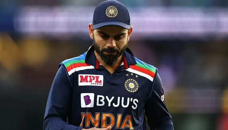 विराट कोहली (Virat kohli) ने भारतीय क्रिकेट टीम के फैन्स को एकदम हैरान करने वाला फैसला लिया है। उन्होंने टी20 प्रारूप के लिए टीम की कप्तानी छोड़ दी है। अपने ट्विटर और फेसबुक हैंडल पर विराट कोहली ने एक लम्बी पोस्ट लिखते हुए टी20 प्रारूप से कप्तानी छोड़ने का ऐलान कर दिया। विराट कोहली ने कप्तानी छोड़ने के पीछे कुछ कारण भी बताये हैं।  कोहली ने कहा कि पिछले कुछ सालों से वर्कलोड काफी रहा है। टेस्ट और एकदिवसीय क्रिकेट की कप्तानी में ध्यान देने के लिए मैं टी20 प्रारूप की कप्तानी छोड़ रहा हूँ। टी20 क्रिकेट में बतौर बल्लेबाज मैं अपना खेल जारी रखूँगा। कोहली ने कहा कि टी20 कप्तान के रूप में मैंने टीम को सब कुछ दिया है लेकिन अब बल्लेबाज के रूप में अपना काम जारी रखूंगा।  Virat Kohli Virat Kohli @imVkohli 🇮🇳 ❤️ View image on Twitter 5:53 AM · Sep 16, 2021 24509 5886 कोहली ने कहा कि इस निर्णय पर आना काफी मुश्किल था, मैंने अपने नजदीकी लोगों से काफी विचार और बातचीत की थी। रवि भाई, मैं और रोहित भी लीडरशिप ग्रुप का हिस्सा थे। मैंने टी20 वर्ल्ड कप के बाद कप्तानी छोड़ने का निर्णय लिया था। मैंने बीसीसीआई सचिव जय शाह और अध्यक्ष सौरव गांगुली से भी बात की थी। मैं अपनी क्षमताओं के अनुसार भारतीय टीम की सेवा करना जारी रखूंगा।  Also Read ओपिनियन: रोहित शर्मा की कप्तानी के डर से वेस्टइंडीज जा रहे हैं विराट कोहली?   पूर्व पाकिस्तानी कप्तान ने विराट कोहली की कप्तानी की तारीफ करते हुए दी बड़ी प्रतिक्रिया    