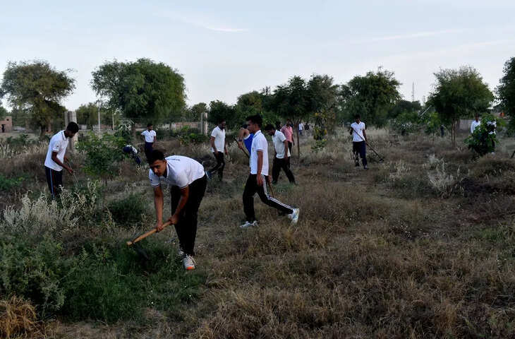 कर्पूर चन्द्र कुलिश जन्मशती पर्व: श्रमदान से जागी पर्यावरण चेतना, पौधों की देखरेख कर लिया संरक्षण का संकल्प